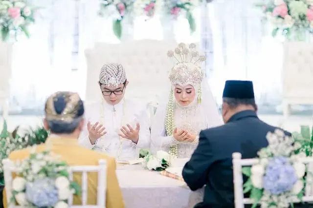 Ikan hiu makan tomat, i lop yu somat.